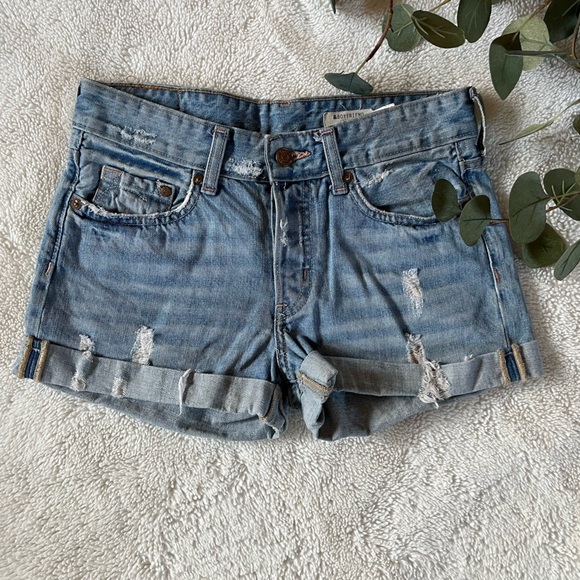 SOLD✨ H&M • Boyfriend Distressed Jean Shorts - Picture 2 of 10